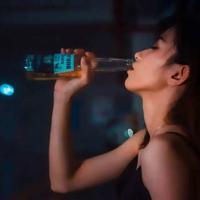 舞厅里的人妻呻吟 被羞辱的丝袜人妻KTV