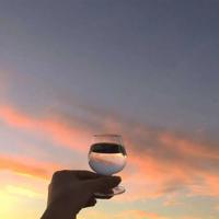 她从污秽的世界中醒来