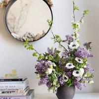 满脸的愁容，满眼的泪痕，满面的无奈。