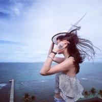 街灯下的美丽身影