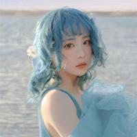 美术生走在淡淡金色的黄昏