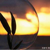 美术生走在淡淡金色的黄昏