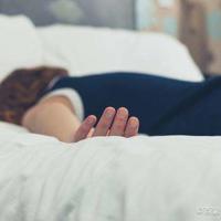 遗忘所有的痛楚和期待,等待尘埃落定。