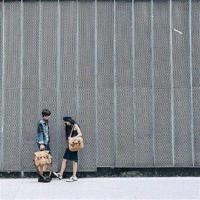 细雨打湿了青石小路,水珠挂在草间。山谷,溪水涓涓地流着。