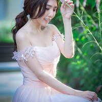 晚上我和老婆上床 突然从床底钻出了男邻居