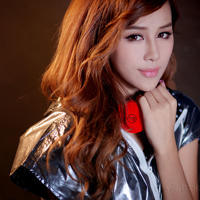 她的身体被刺激的摇晃着,我还是狠了狠心