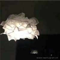 生命从此沉睡，岁月终将一切繁华抚摸得凄然、颓废。