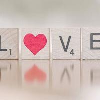 人生没有假设,当下即是全部。背不动的,放下