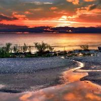 小甜泫：听说点爱心的小仙女长大以后会被一大堆帅哥围着转.