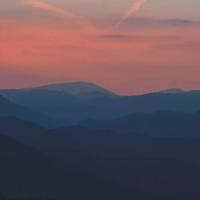 抱着娃娃的小女孩