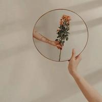 行走在铺满阳光的小径,轻嗅风中花香