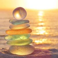 我们尊重别人的路，但我们要走自己的路。