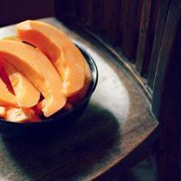 既可以淡然处之，也可以哈哈一笑。