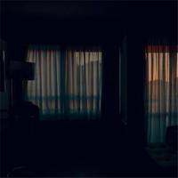 出差回家，老公正头戴黑袜和小三玩躲猫猫