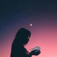 抱着娃娃的小女孩