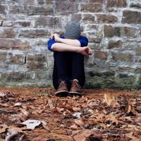 他在远处等着我