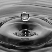 隔开我们的那条河流叫时间