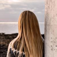 落日下美少女意境图片_婀娜多姿的美少女