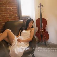 嫩白应欺雪，清香不让梅