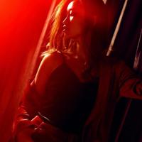 没人牵手，我就揣兜。手插口袋，谁都不爱。