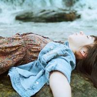 楼梯角的小妹妹