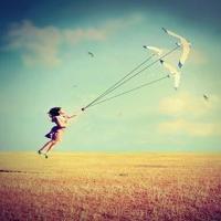 手握的太紧,东西会碎,手会疼。