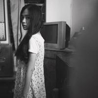 窗户玻璃上的血手印