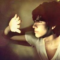 坐在太师椅上的男人