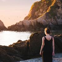 我们身边重要的人越来越少,而留在身边的人越来越重要。