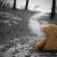 很难受吧明明曾经两个人那么要好突然之间就陌生了