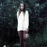 睡在盒子里面的人