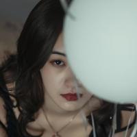 静静倾听着的女子