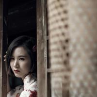 往年尘事的红衣女人