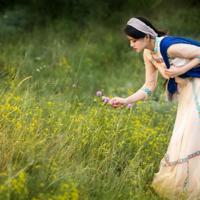 一双红色高跟鞋