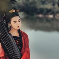 他握住了那只颤抖的手