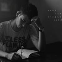 醉卧花海听风眠，乡村院里看云飞