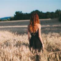 花海女生唯美意境图片_优雅女生的身影