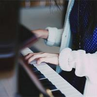 千万不必假装过得很好,因为没有多少人在乎。