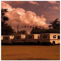 没人讨厌鲜花与掌声，于我厌倦了孤独