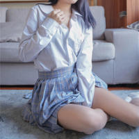 那晚带她回家,我突然从后面抱紧她