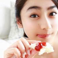 激情小伙抱着吻结婚当晚老婆不让碰 口述情感结婚老婆害羞不让碰