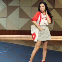 老师用身体当奖励 口述:上了美女英文教师 老师的胸软软的真好吃