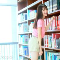 浪荡婶婶诱我入迷 我拨开她双腿用手指给她快感