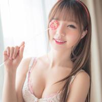 老师把我带进她房间 老师让我解她乳罩 老师给我看胸罩文章