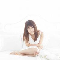 女同学约我去她家 我的女同学没带胸罩 同时睡两个女同学