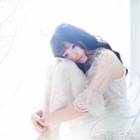 晚上后姐叫我进她房间 姐姐挎坐在我身上把我裤子脱了 我受不了了