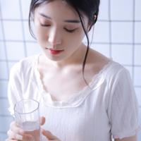 老公突然嚼口香糖,还喷了香水