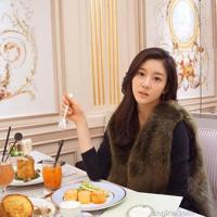 火车上的艳遇 趁下铺的女同事熟睡我悄悄的解开她的衣扣