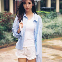 人奶喂狗视频 女模掀衣给牛喂人乳 富豪争相喝人乳视频