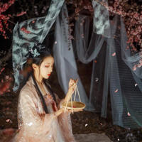 她解开乳罩 我急不可耐地揉搓着她的美胸